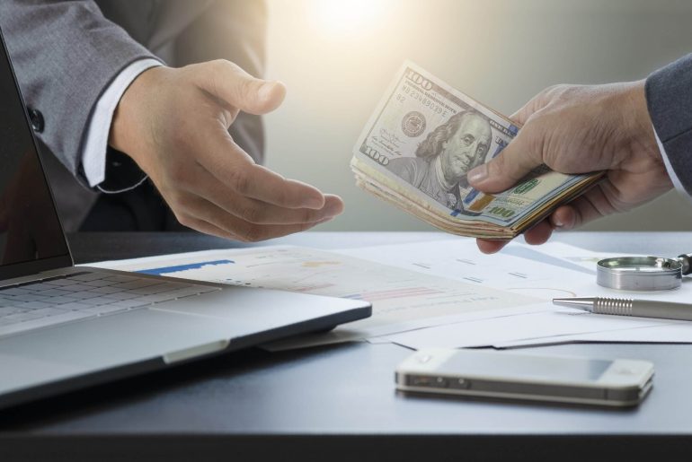 How to Pay Affiliates in 2026: Best Payout Methods for Growing Programs - analyzing casino KPIs